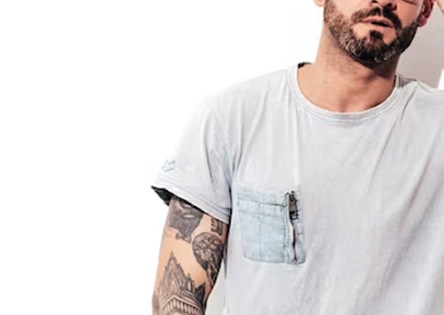 Мужчина в футболке