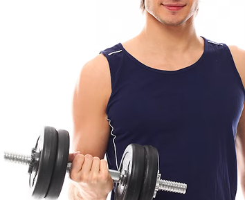 Мужчина в спортивной майке с гантелей в руке